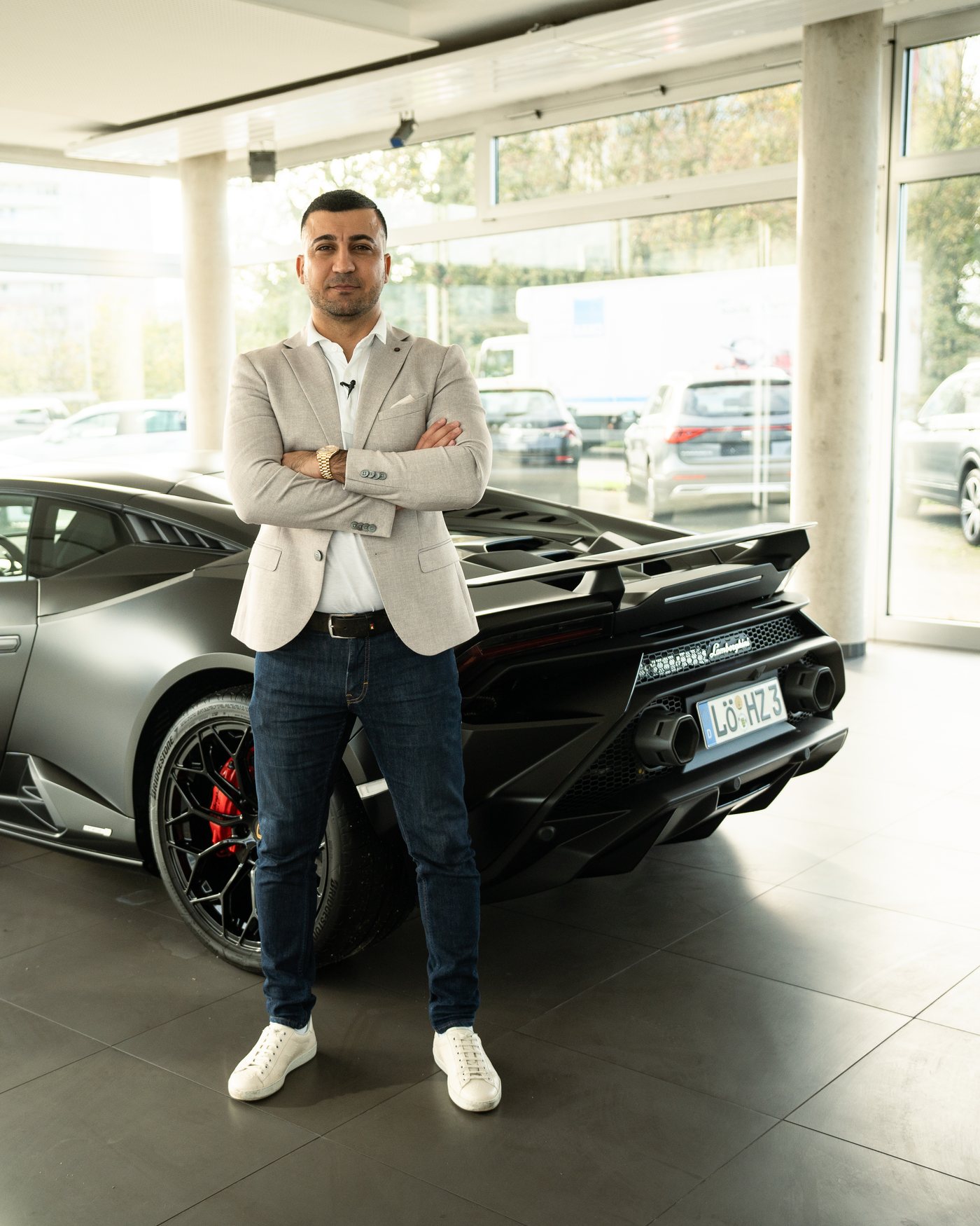 Hüseyin Zan vor seinem Lamborghini Huracán Technica